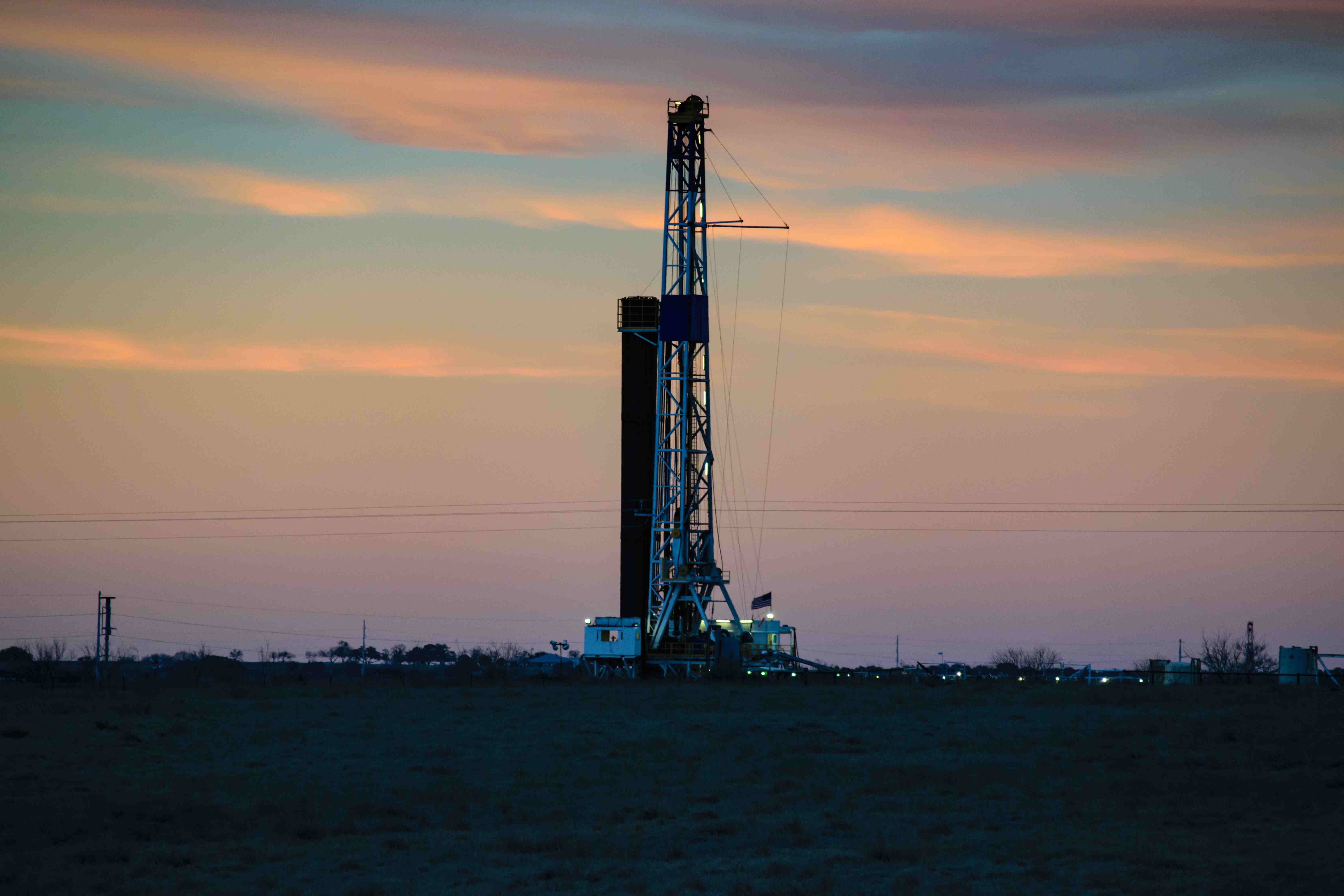 Schiefergasf&ouml;rderung im Mittleren Westen der USA. Viele dieser Anlagen stehen auf Pachtland der Regierung. Rund ein Viertel der US-amerikanischen CO2-Emissionen stammen aus diesen &Ouml;l- und Gasquellen. 