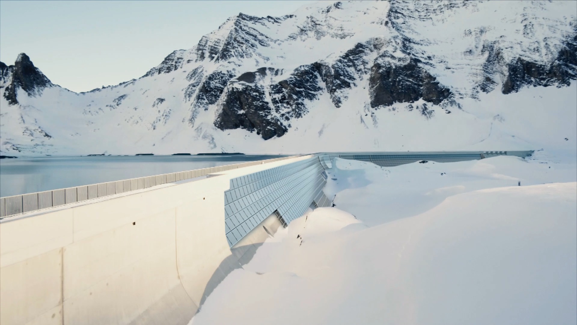 Solarstrom ist der Tr&auml;ger der Schweizer Energiezukunft. In den Alpen ist das Potenzial am gr&ouml;ssten, um die bef&uuml;rchtete Stroml&uuml;cke im Winter zu schliessen. Das mit einer Leistung von 2,2 Megawatt gr&ouml;sste alpine Solarkraftwerk an der Staumauer des Muttsees ist ein Anfang. (Bild: AXPO)