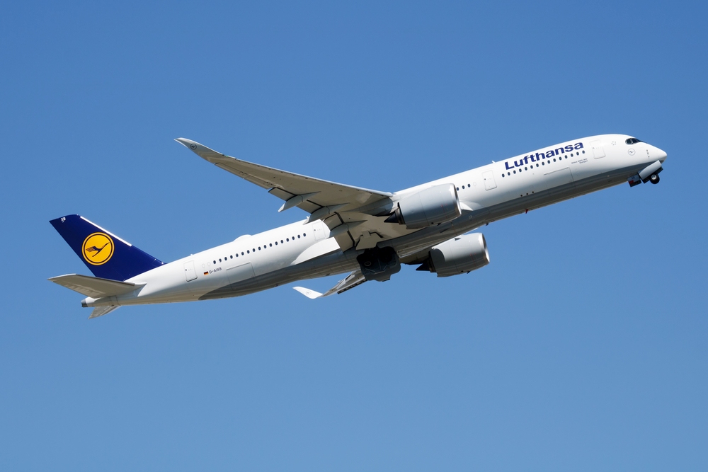 Ein Airbus A350 hebt ab. Er braucht rund einen Fünftel weniger Kerosin als das Vorgängermodell. Beeindruckend, aber viel zuwenig, um das Klimaziel zu erreichen. (Bild:soosjozsef)