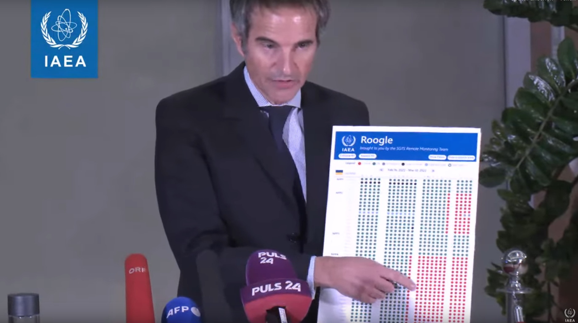 IAEA-Generaldirektor Rafael Mariano Grossi zeigt auf einer Tafel die Kommuinikationskan&auml;le in die ukranischen AKW. Gr&uuml;n ist intakt, rot unterbrochen.
