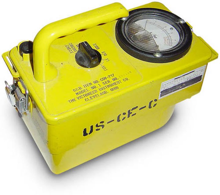 Ein Messger&auml;t aus dem Kalten Krieg f&uuml;r ionisierende Strahlung, aber kein Geigerz&auml;hler. Dieser misst momentane, das Messger&auml;t sich anh&auml;ufende Strahlung. Wenn es zu klicken beginnt, ist es bereits derart hoher Strahlung ausgesetzt, dass sich der Nutzer in gesundheitlicher Gefahr befindet. Bild: Horst Frank, Wiki Commons