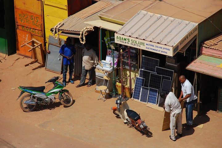 Die Entwicklungsl&auml;nder holen auf: Verkauf von Solaranlagen in Ouagadougou, Burkina Faso (Bild: Wegmann) 