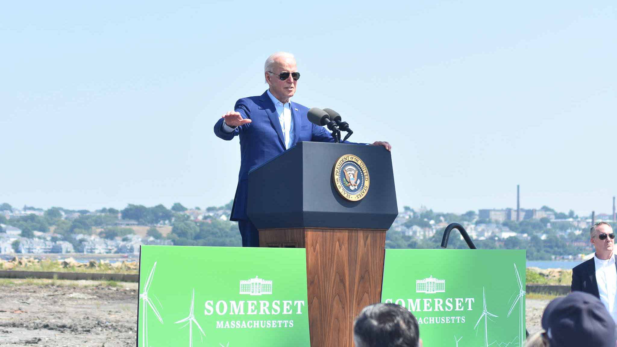 Joe Biden verk&uuml;ndet beim Besuch eines ehemaligen Kohlekraftwerks im Bundesstaat Massachusetts im Juli Kilma-Massnahmen (Bild: thenews2.com)