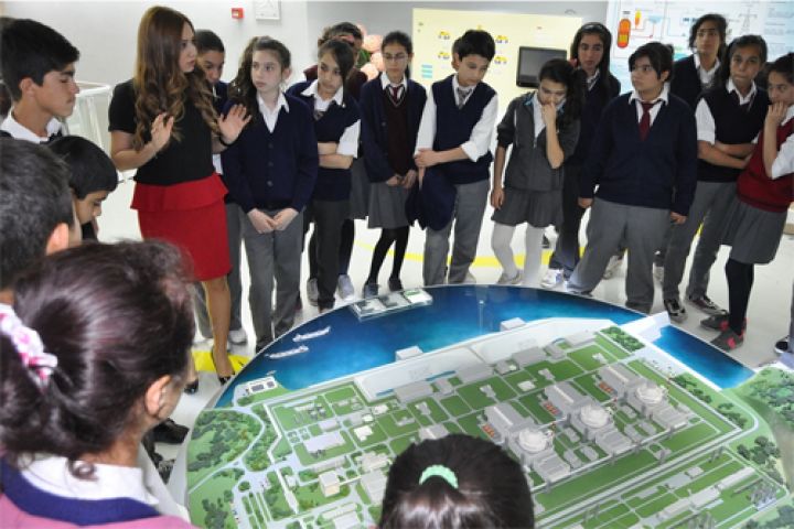 Eine Schulklasse erf&auml;hrt am Informationszentrum mehr &uuml;ber den Bau des AKW Akkuyu im S&uuml;den der T&uuml;rkei. (Bild: Screenshot Akkuyu N&uuml;kleer)